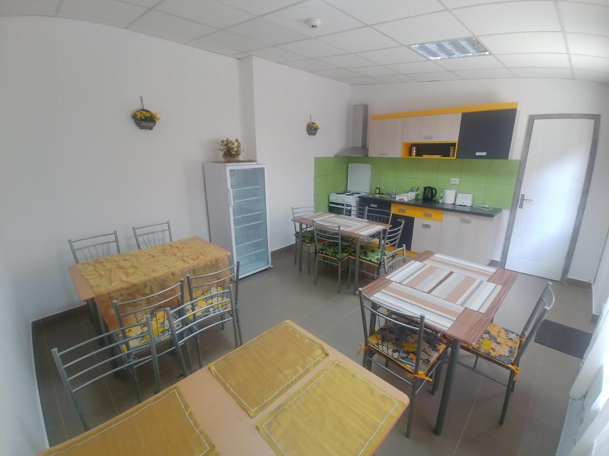 Camere De Inchiriat Carpati Hunedoara Exterior foto